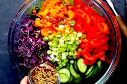 Aromatisches Sesam-Ingwer-Dressing, das nussige Sesam und den würzigen Ingwer für ein perfektes Salatdressing kombiniert.